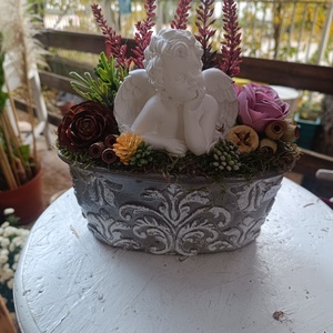 Gondolkodó angyalkás kegyeleti sírdísz, Otthon & Életmód, Vallás, Temetkezési tárgy, Sírdísz, kegyeleti dísz, Mindenmás, Virágkötés, Kő kaspóba készült ez a sírdísz. Miután egy szép szürkés színt adtam a kaspónak sok zölddel, szárít..., MESKA