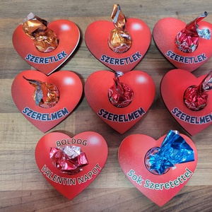 Feliratos szív csokival a közepén  - Meska.hu