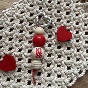 KISS kulcstartó, Táska & Tok, Kulcstartó & Táskadísz, Kulcstartó, Gyöngyfűzés, gyöngyhímzés, Lepd meg szerelmedet egy általunk készített egyedi Valentin-napi kulcstartóval.
A kulcstartó hossza..., MESKA