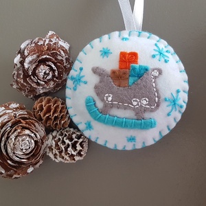 Kézzel hímzett filc Hóember és szánkó Karácsonyi díszek 4 db-os szett - karácsony - karácsonyi lakásdekoráció - karácsonyfadíszek - Meska.hu
