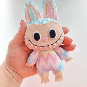 Egyedi Filc Labubu figura, OOAK Pop Mart figura - Meska.hu