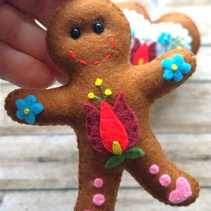 Kalocsai mintás filc Mézeskalács ember karácsonyfadísz - karácsony - karácsonyi lakásdekoráció - karácsonyfadíszek - Meska.hu