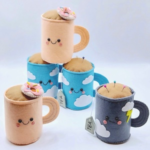 Bögre tűpárna, filc tűpárna, kawaii bögre, Otthon & Életmód, Lakástextil, Varrókellék, Varrás, Hímzés, Kézzel varrt bögre alakú tűpárna. Három színben/hangulatban kapható: rózsaszín fánkal, szürke villá..., MESKA