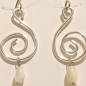 Csavart fülbevaló gyöngyházzal - ékszer - fülbevaló - lógó fülbevaló - Meska.hu