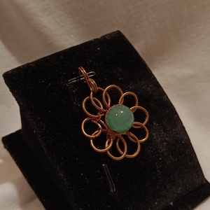 Virág medál aventurin középpel - ékszer - nyaklánc - medál - Meska.hu