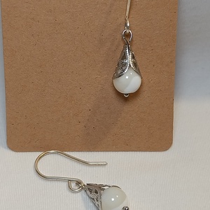 Cseppecske fülbevaló gyöngyházzal - ékszer - fülbevaló - lógó fülbevaló - Meska.hu