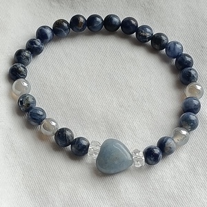 Szodalit karkötő kék kvarc szívvel - Meska.hu