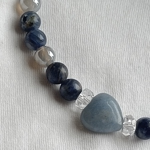 Szodalit karkötő kék kvarc szívvel - ékszer - karkötő - gyöngyös karkötő - Meska.hu