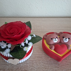 Örök szeretet csomag -piros rozsa és maci díszdobozban, Otthon & Életmód, Virágdekoráció, Virágdíszek, Virágdísz kaspóban, Gipszöntés, Virágkötés, Ajándékozz egy kész élményt! Ez az összeállított szett a gondoskodást és a maradandó szépséget ötvö..., MESKA