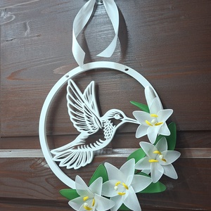 3D nyomtatott kolibris ajtódísz kézzel készített harisnyavirágokkal , Otthon & Életmód, Dekoráció, Ajtó- és ablak dekoráció, Ablakdísz, Virágkötés, MESKA