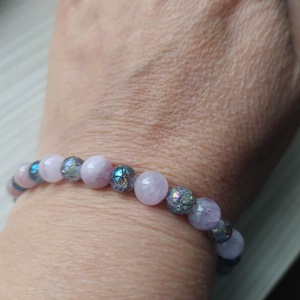 Kunzit/kék roppantott hegyikristály ásványkarkötő - ékszer - karkötő - bogyós karkötő - Meska.hu
