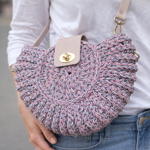 Egyedi, kézzel horgolt designer táska pasztell részletekkel - táska & tok - kézitáska & válltáska - vállon átvethető táska - Meska.hu