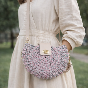 Egyedi, kézzel horgolt designer táska pasztell részletekkel - táska & tok - kézitáska & válltáska - vállon átvethető táska - Meska.hu