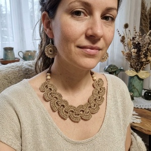 Kézzel horgolt, elegáns ékszerszett, amely egy statement nyakláncból és a hozzá illő lógós fülbevalóból áll.  - Meska.hu