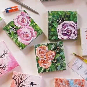 Rózsás virágos eredeti mini festmények a násznépnek, Esküvői köszönőajándékok,a pár monogramjával - esküvő - emlék & ajándék - köszönőajándék - Meska.hu