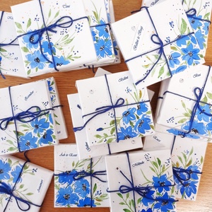 Kék virágos egyedi mini festmények a vendégeknek, Ültető köszönőajándékok névvel, a pár monogramjával, dátummal - esküvő - emlék & ajándék - köszönőajándék - Meska.hu