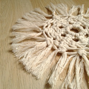 Aranyszálas, natúr makramé alátét. kis terítő, dísz - karácsony - karácsonyi lakásdekoráció - Meska.hu