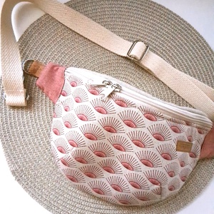 Felkelő nap mintás Övtáska, Kistáska, Crossbody, Táska & Tok, Övtáska, Varrás, Mintás és egyszínű rózsaszín (lazac) vászonból, bézs fedéllel készült ez a kistáska, övtáska, amibe..., MESKA