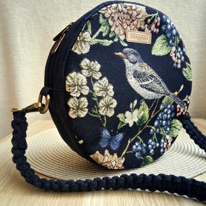 Madár mintás körtáska, válltáska, valódi gobelin szövetből makramé vagy műbőr vállpánttal, Táska & Tok, Kézitáska & válltáska, Válltáska, Csomózás, Varrás, MESKA