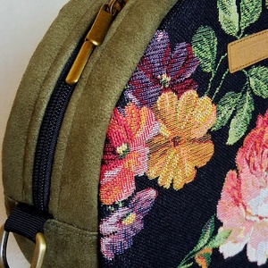 Zöld, rózsamintás körtáska, válltáska, valódi gobelin szövetből makramé vagy műbőr vállpánttal - táska & tok - kézitáska & válltáska - válltáska - Meska.hu