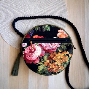 Zöld, rózsamintás körtáska, válltáska, valódi gobelin szövetből makramé vagy műbőr vállpánttal - táska & tok - kézitáska & válltáska - válltáska - Meska.hu