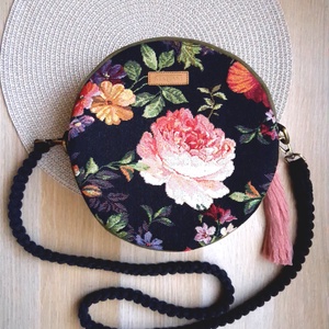 Zöld, rózsamintás körtáska, válltáska, valódi gobelin szövetből makramé vagy műbőr vállpánttal - táska & tok - kézitáska & válltáska - válltáska - Meska.hu