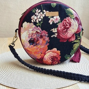 Bordó, rózsamintás körtáska, válltáska, valódi gobelin szövetből makramé vagy műbőr vállpánttal - táska & tok - kézitáska & válltáska - válltáska - Meska.hu