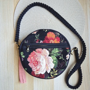 Fekete, rózsamintás körtáska, válltáska, valódi gobelin szövetből makramé vagy műbőr vállpánttal - táska & tok - kézitáska & válltáska - válltáska - Meska.hu