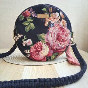 Fekete, rózsamintás körtáska, válltáska, valódi gobelin szövetből makramé vagy műbőr vállpánttal - táska & tok - kézitáska & válltáska - válltáska - Meska.hu