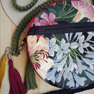 Virágos mező körtáska, válltáska, valódi gobelin szövetből makramé vagy műbőr vállpánttal - táska & tok - kézitáska & válltáska - válltáska - Meska.hu