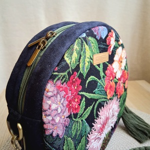 Szegfű körtáska, válltáska, valódi gobelin szövetből, makramé vagy műbőr vállpánttal - táska & tok - kézitáska & válltáska - válltáska - Meska.hu