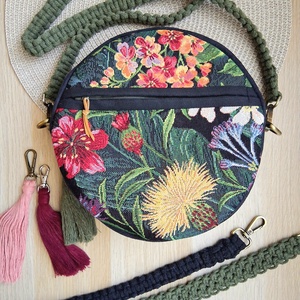 Szegfű körtáska, válltáska, valódi gobelin szövetből, makramé vagy műbőr vállpánttal - táska & tok - kézitáska & válltáska - válltáska - Meska.hu