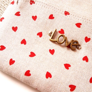 Szivecskés neszesszer, tok LOVE felirattal - Meska.hu