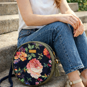 Zöld, rózsamintás körtáska, kőr alakú válltáska, valódi gobelin szövetből makramé vagy műbőr vállpánttal, Táska & Tok, Kézitáska & válltáska, Válltáska, Csomózás, Varrás, MESKA