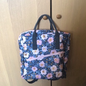 Praktikus  Shopper- hátizsák, virágmintás vízlepergető vászon  ANNIE'S GARDEN - Meska.hu