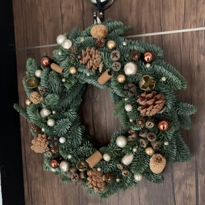 Élő Nobilis fenyő alapú ajtódísz - karácsony - karácsonyi kültéri dekoráció - Meska.hu