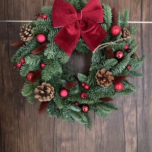 Élő Nobilis fenyő alapú ajtódísz - karácsony - karácsonyi kültéri dekoráció - Meska.hu