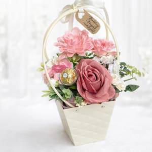 Anyák napi box bonbonnal - otthon & életmód - virágdekoráció - virágok - virágbox - Meska.hu