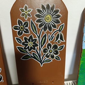 Házszám cserép - fekete fehér virágokkal, Otthon & Életmód, Ház & Kert, Házszám, Festészet, Festett tárgyak, MESKA