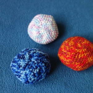 Horgolt kézi babzsák stresszlabda -  - Meska.hu