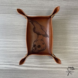 Holló a koponyán kockadobó tálca - játék & sport - táblajáték és kártyajáték - társasjátékok - dobókocka - Meska.hu