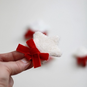 Szörmés csillag piros masnival hajcsat, hajcsat - ruha & divat - hajdísz & hajcsat - hajcsat & hajtű - Meska.hu