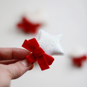 Glitteres csillag piros masnival hajcsat, hajcsat - ruha & divat - hajdísz & hajcsat - hajcsat & hajtű - Meska.hu