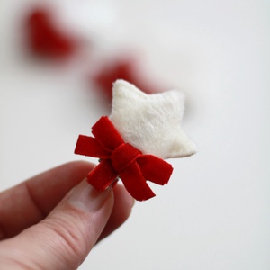 Mini szőrmés csillag piros masnival hajcsat, hajcsat, Ruha & Divat, Hajdísz & Hajcsat, Hajcsat & Hajtű, Varrás, MESKA