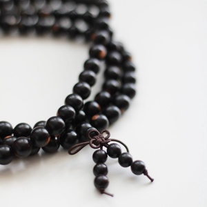 Fekete szantálfa mala, 108 szemes mala, mala nyaklánc - Meska.hu