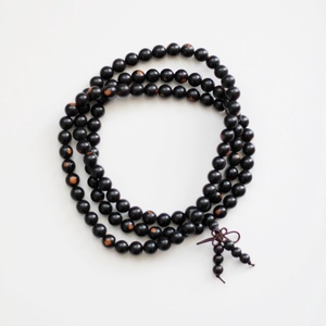 Fekete szantálfa mala, 108 szemes mala, mala nyaklánc - ékszer - nyaklánc - gyöngyös nyaklánc - Meska.hu