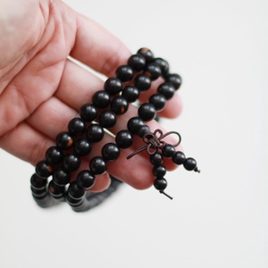 Fekete szantálfa mala, 108 szemes mala, mala nyaklánc - ékszer - nyaklánc - gyöngyös nyaklánc - Meska.hu