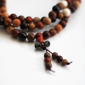 Vegyes szantálfa-rózsafa-szennafa mala, 108 szemes mala, mala nyaklánc, Ékszer, Nyaklánc, Gyöngyös nyaklánc, Ékszerkészítés, Gyöngyfűzés, gyöngyhímzés, MESKA