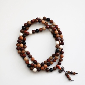 Vegyes szantálfa-rózsafa-szennafa mala, 108 szemes mala, mala nyaklánc - ékszer - nyaklánc - gyöngyös nyaklánc - Meska.hu