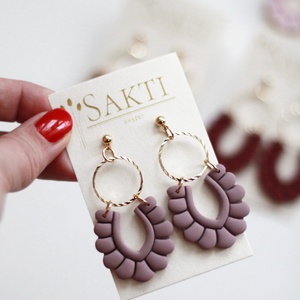 Piszkosmályva függő fülbevaló karikával  - Meska.hu